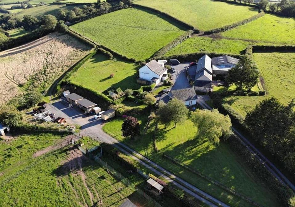The Reindeer Retreat Buttercup Twin Hotel Kidwelly Exterior photo