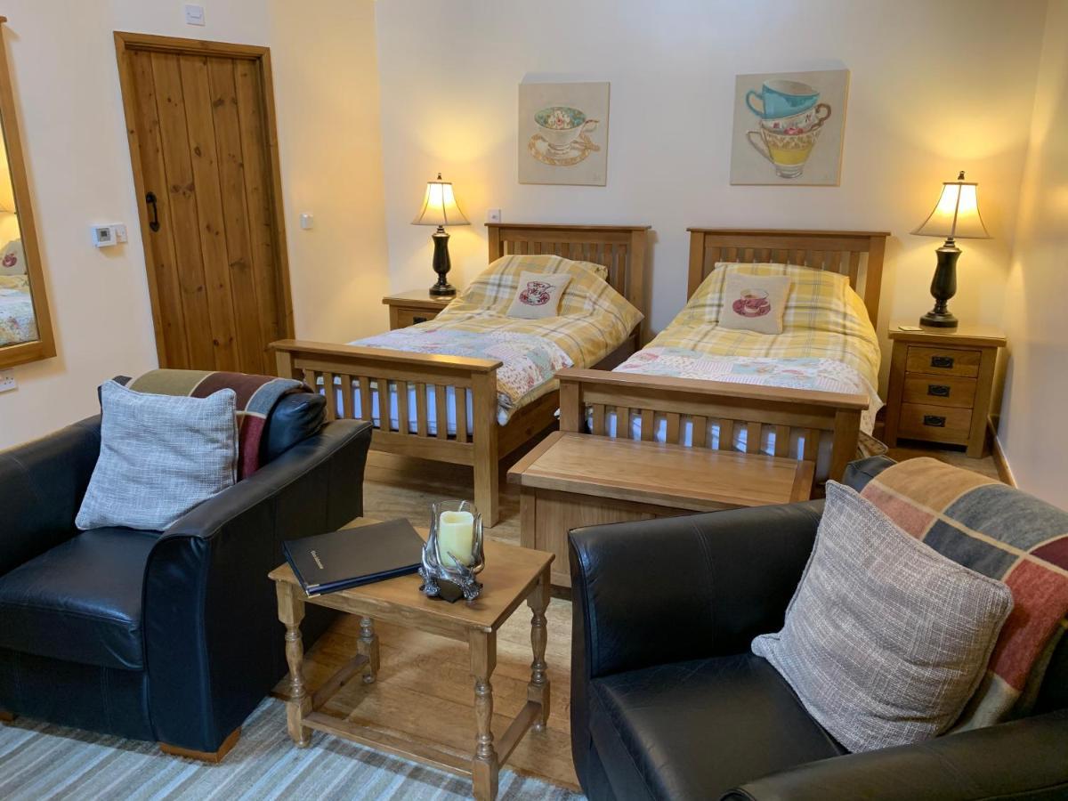 The Reindeer Retreat Buttercup Twin Hotel Kidwelly Exterior photo