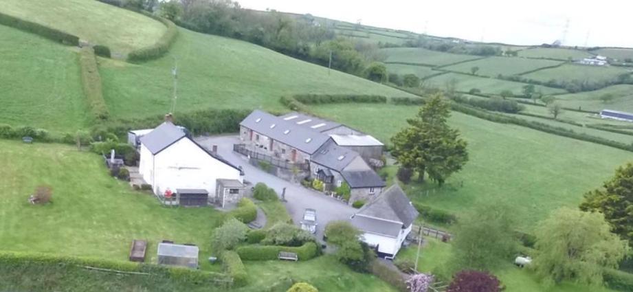 The Reindeer Retreat Buttercup Twin Hotel Kidwelly Exterior photo